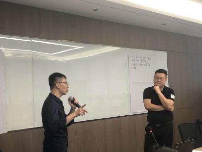 戚銳老師認真聆聽學(xué)員提出的問題并進行現(xiàn)場答疑