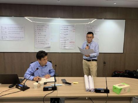 張文海講師聽取學(xué)員問題并認真記錄